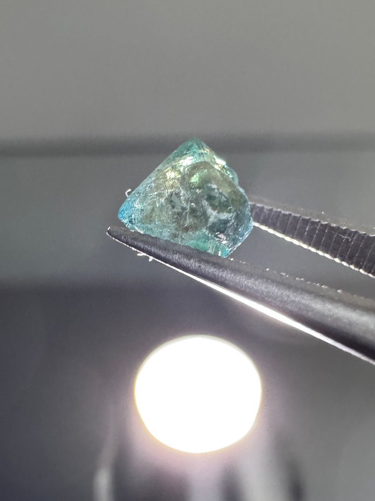 天然蓝色原生钻石原石，闪耀发光。重0.88克拉。没有底价！ 粗糙- 0.18 g #1.0