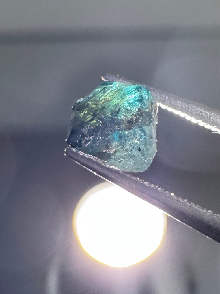 天然蓝色原生钻石原石，闪耀发光。重0.88克拉。没有底价！ 粗糙- 0.18 g #4.3