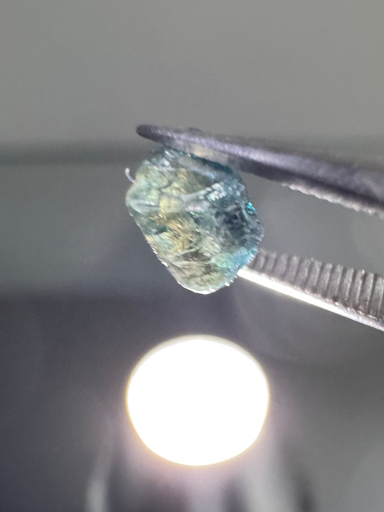 天然蓝色原生钻石原石，闪耀发光。重0.88克拉。没有底价！ 粗糙- 0.18 g #2.1