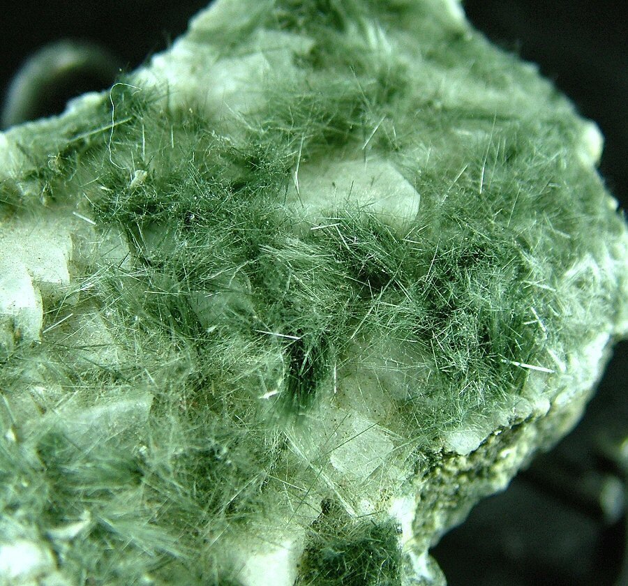 CW1683 Bellissima Bissolite op Adulaar Crystals on matrix - Height: 37 mm - Width: 49 mm- 109 g - (1) #1.0