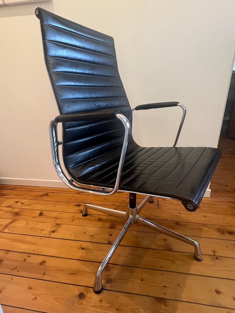 Vitra - Charles & Ray Eames - 办公椅 - EA 112 / 119 皮革黑色，高背 - 真皮 #4.3