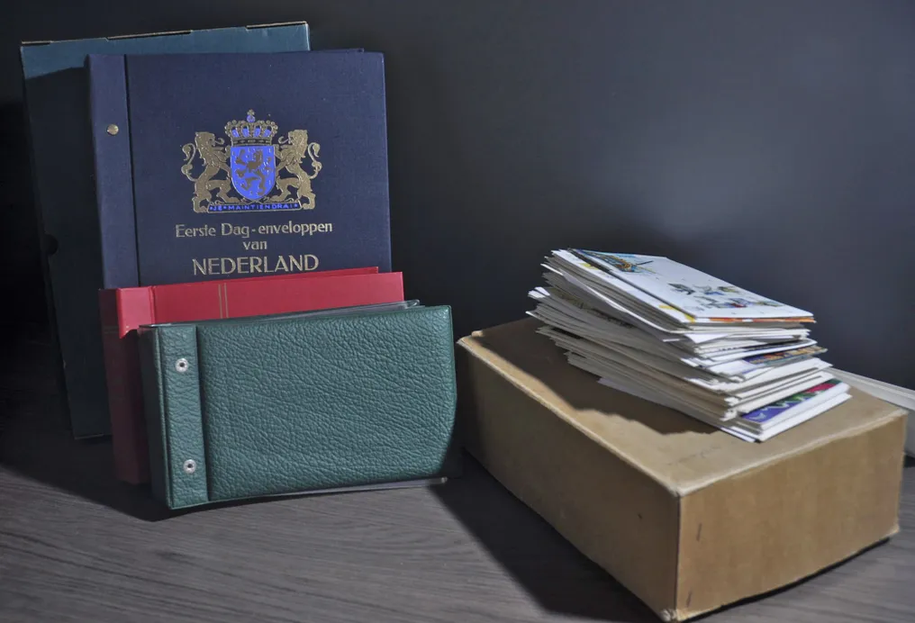 Netherlands and overseas - Most undocumented batch with hundreds of FDCs in albums and in a box. #1.0