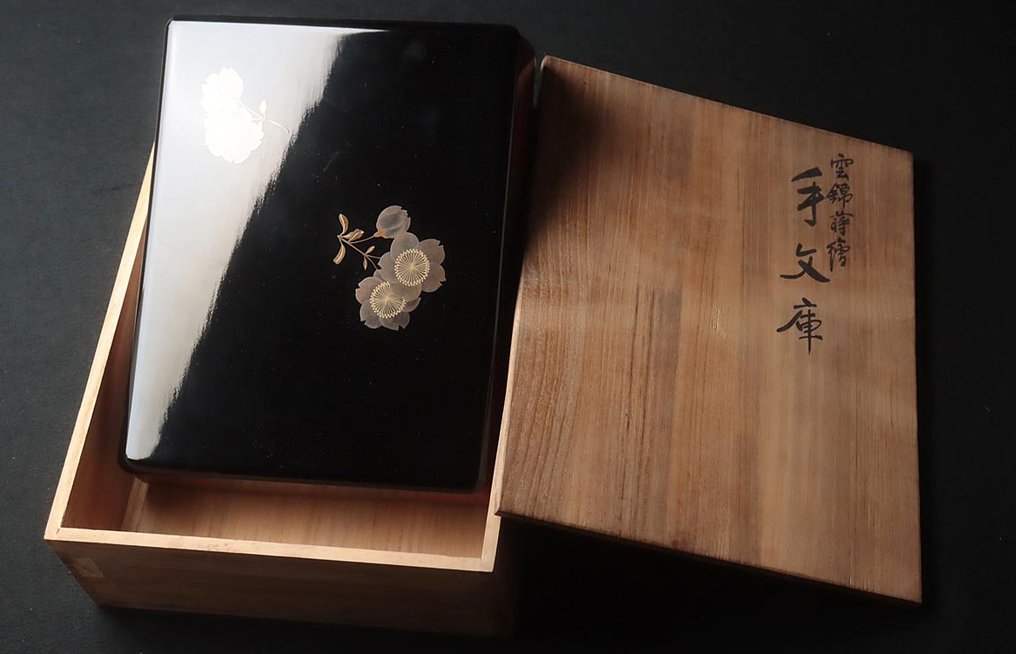 Very fine tebunko with sakura and momiji design - including inscribed tomobako - Κουτί - Ξύλο, Χρυσός, βερνίκι #1.0