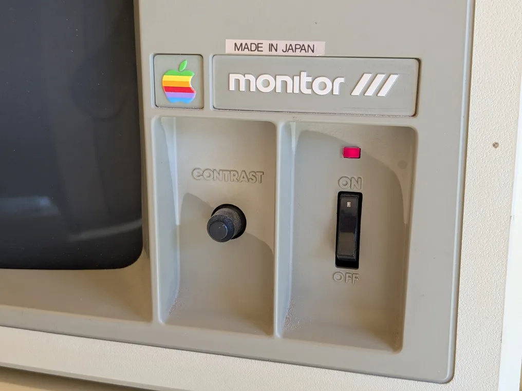 Apple III with monitor. + Disk II - working - Computer #3.2