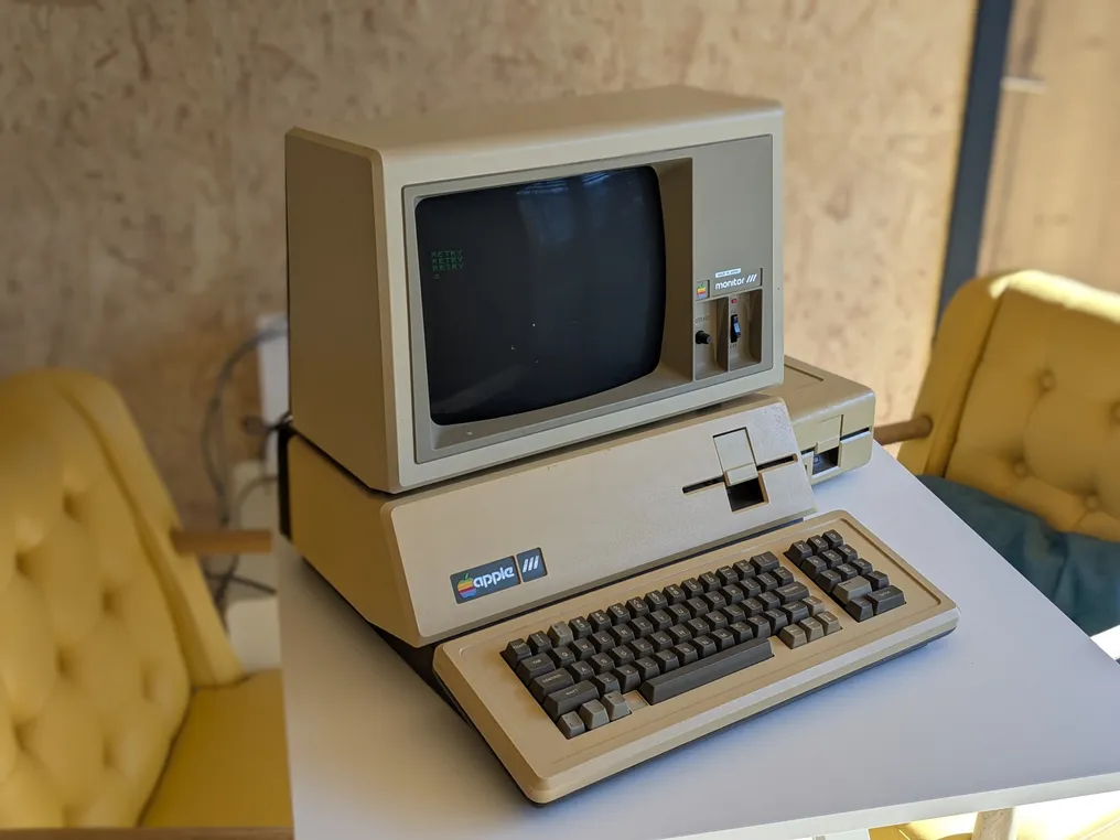 Apple III with monitor. + Disk II - working - Computer #1.0