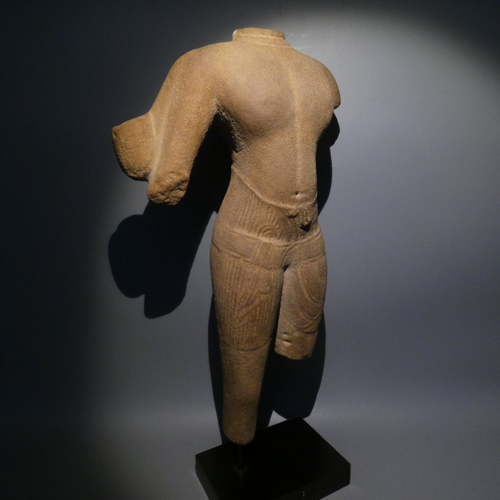 古高棉族 砂岩 漂亮的神祇毗湿奴半身像,梵文,巴风翁,公元1010年至1080年,高50厘米,柬埔寨。 #4.3