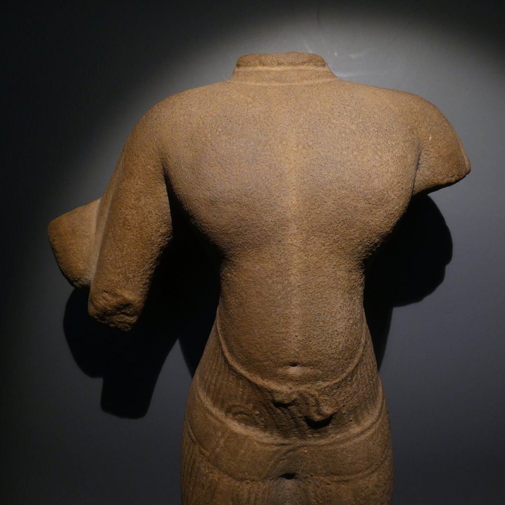 古高棉族 砂岩 漂亮的神祇毗湿奴半身像,梵文,巴风翁,公元1010年至1080年,高50厘米,柬埔寨。 #2.1