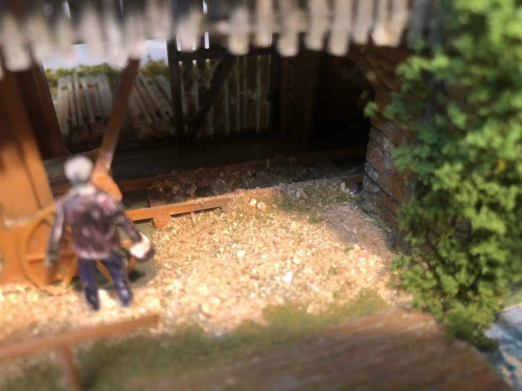 Faller, Noch, Busch, Preiser H0 - Model train buildings (1) - 2.5 mm board with woodworking, 30-22-15cm painted, weathered, figures, green. #1.0