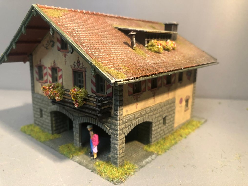 Pola H0 - 533 - Τοπίο τρένου μοντελισμού (1) - Κατάστημα και σπίτι με αντίκες Alpen, πατιναρισμένο, παλαιωμένο, πράσινο #2.1