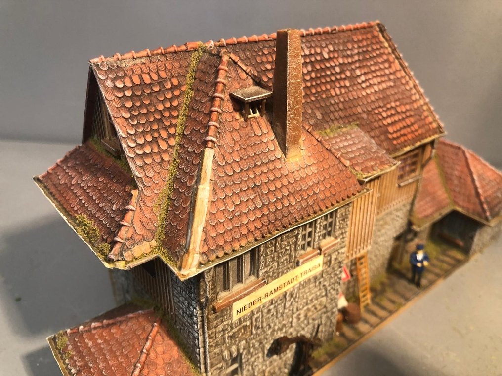 Faller H0 - B-126 - 模型火車建築 (1) - 达姆施塔特的Seinhuis经过做旧和风化处理，装饰完毕。 #4.3