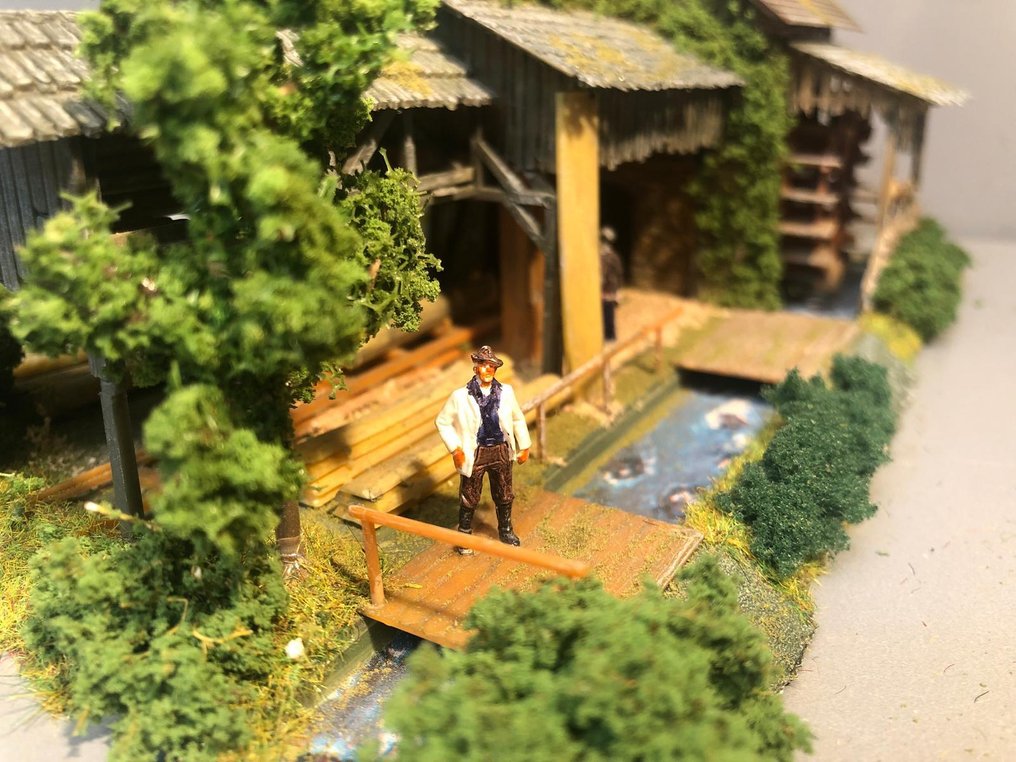 Faller, Noch, Busch, Preiser H0 - Model train buildings (1) - 2.5 mm board with woodworking, 30-22-15cm painted, weathered, figures, green. #4.3