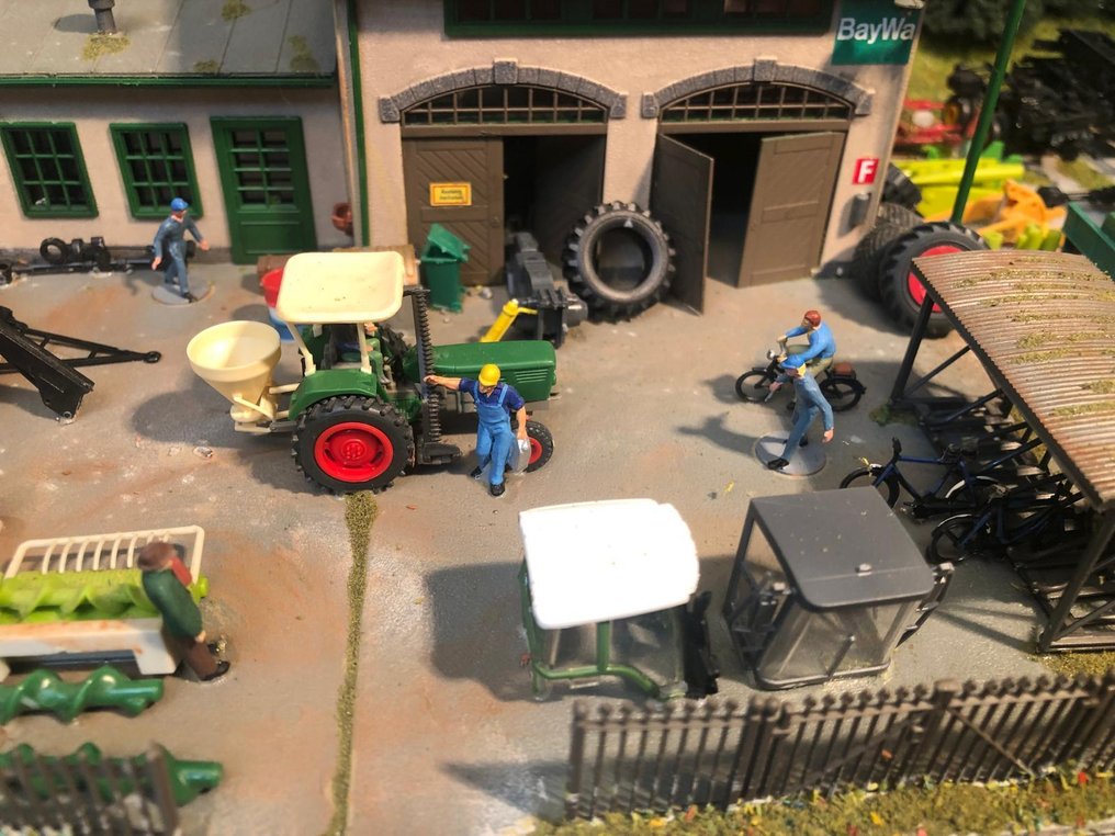 Wiking, Herpa, Busch, Noch, Faller, Vollmer, Viessmann H0 - Model train buildings (1) - 40-25-12.5 Scene, display of agricultural vehicles, figures, lighting, patinated, weathered #2.1