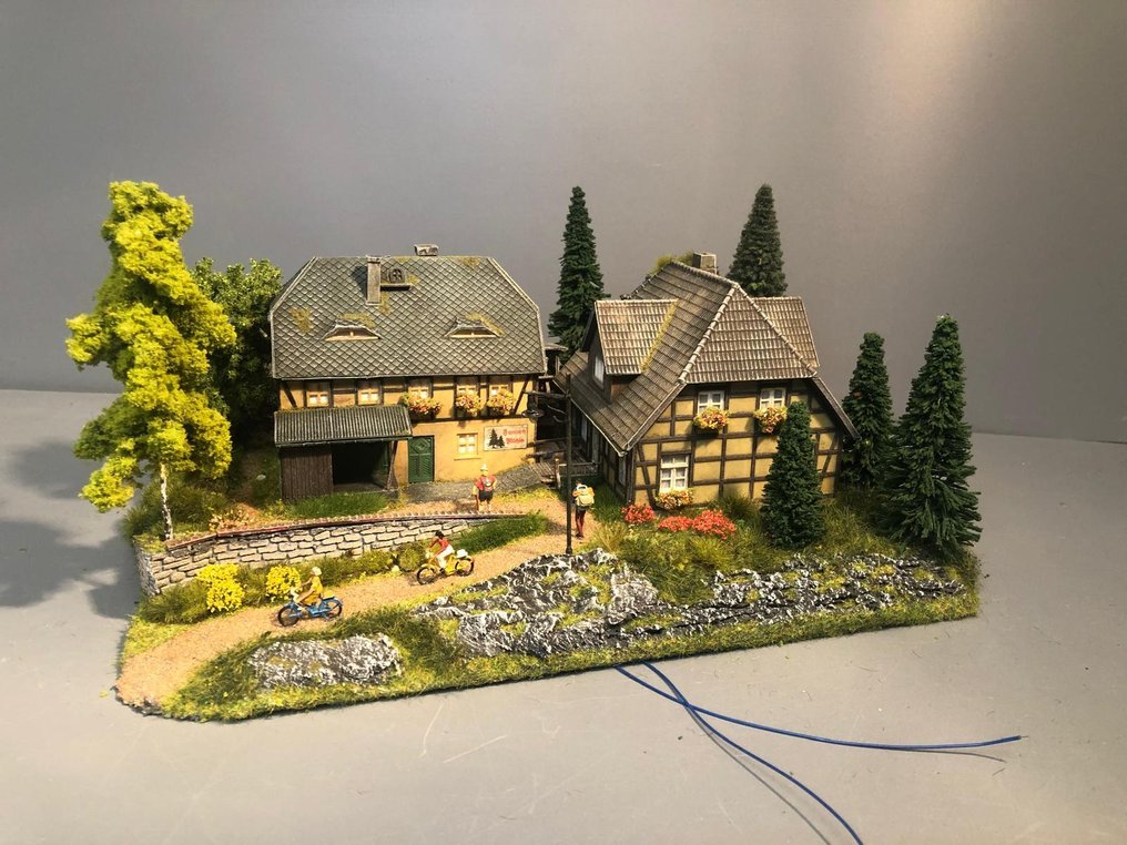 Faller, Noch, Preiser, Viessmann H0 - Κατασκευή τρένων μοντελισμού (1) - Φωτισμός, μορφές, σκηνή, κατοικία κοντά σε βράχο, πατίνα, πράσινο, ανεμοδαρμένος #1.0