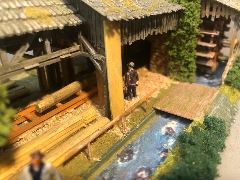 Faller, Noch, Busch, Preiser H0 - Model train buildings (1) - 2.5 mm board with woodworking, 30-22-15cm painted, weathered, figures, green. #3.2