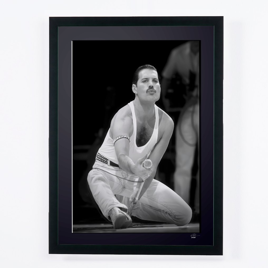 Queen - Freddie Mercury 1985 - Fine Art Photography - Luxury Wooden Frame 70X50 cm - Limited Edition 01 of 20 - Serial MU250 - Original Certificate (COA), Hologram - 100% New. Shipping Reduction from 3 items #1.0