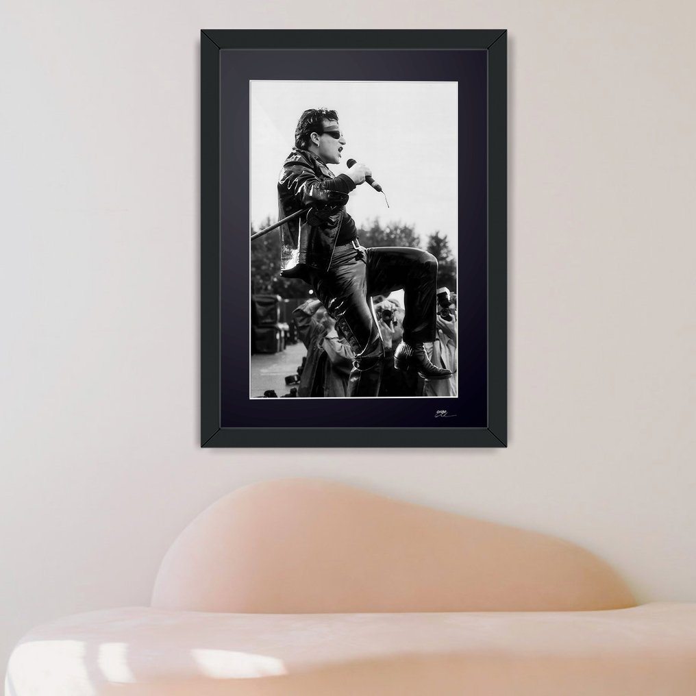 U2 - Bono performing live in the Netherlands,1993 - Fine Art Photography - Luxury Wooden Frame 70X50 cm - Limited Edition 02 of 20 - Serial MU236 - Original Certificate (COA), Hologram - 100% New. Shipping Reduction from 3 items #1.0
