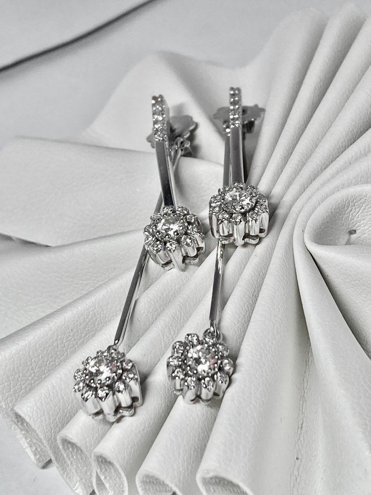 DD Gioielli - 吊式耳环 - 18K包金 白金 -  1.00ct. tw. 钻石 (天然)  - 花卉装饰的垂坠耳环 #2.1