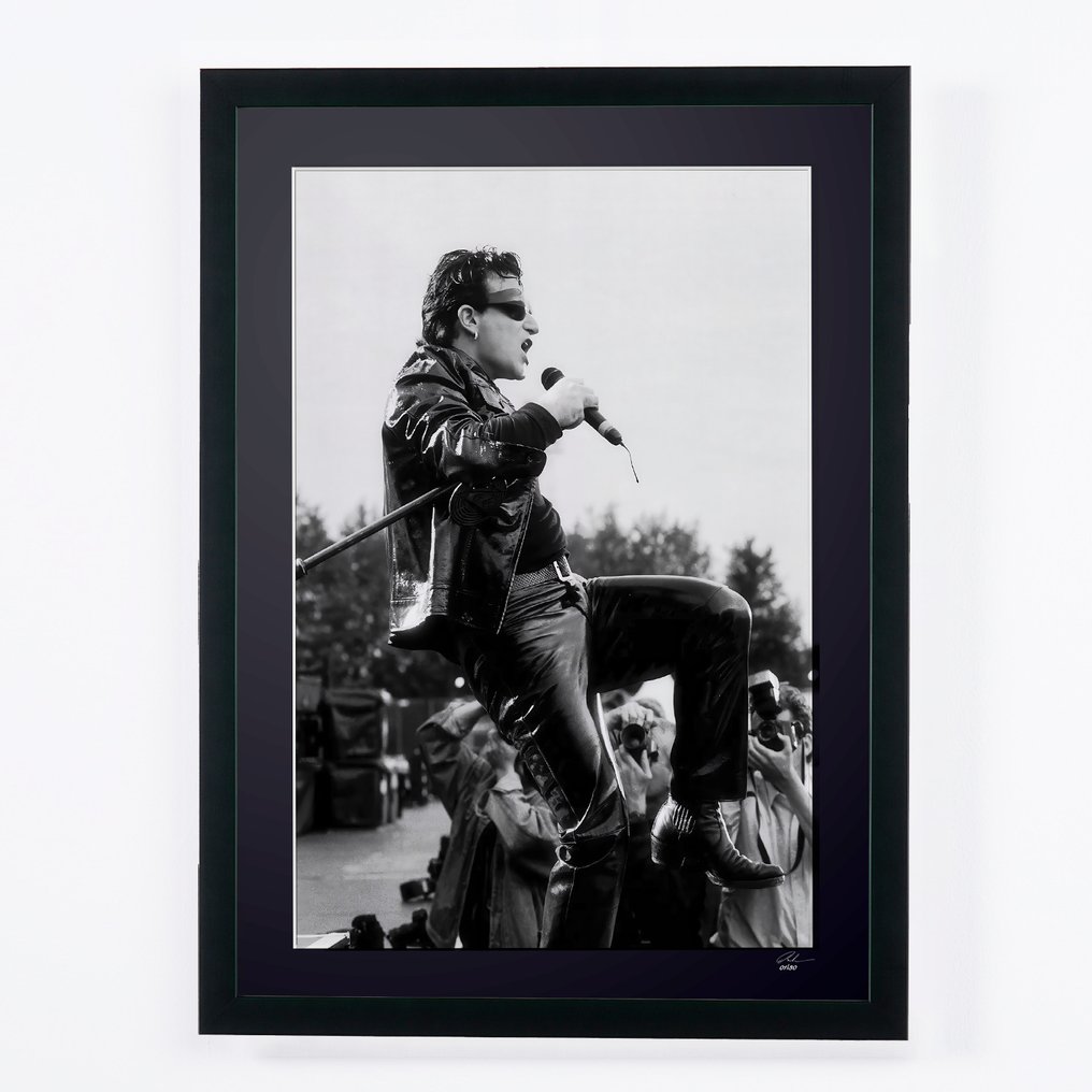 U2 - Bono performing live in the Netherlands,1993 - Fine Art Photography - Luxury Wooden Frame 70X50 cm - Limited Edition 02 of 20 - Serial MU236 - Original Certificate (COA), Hologram - 100% New. Shipping Reduction from 3 items #1.0