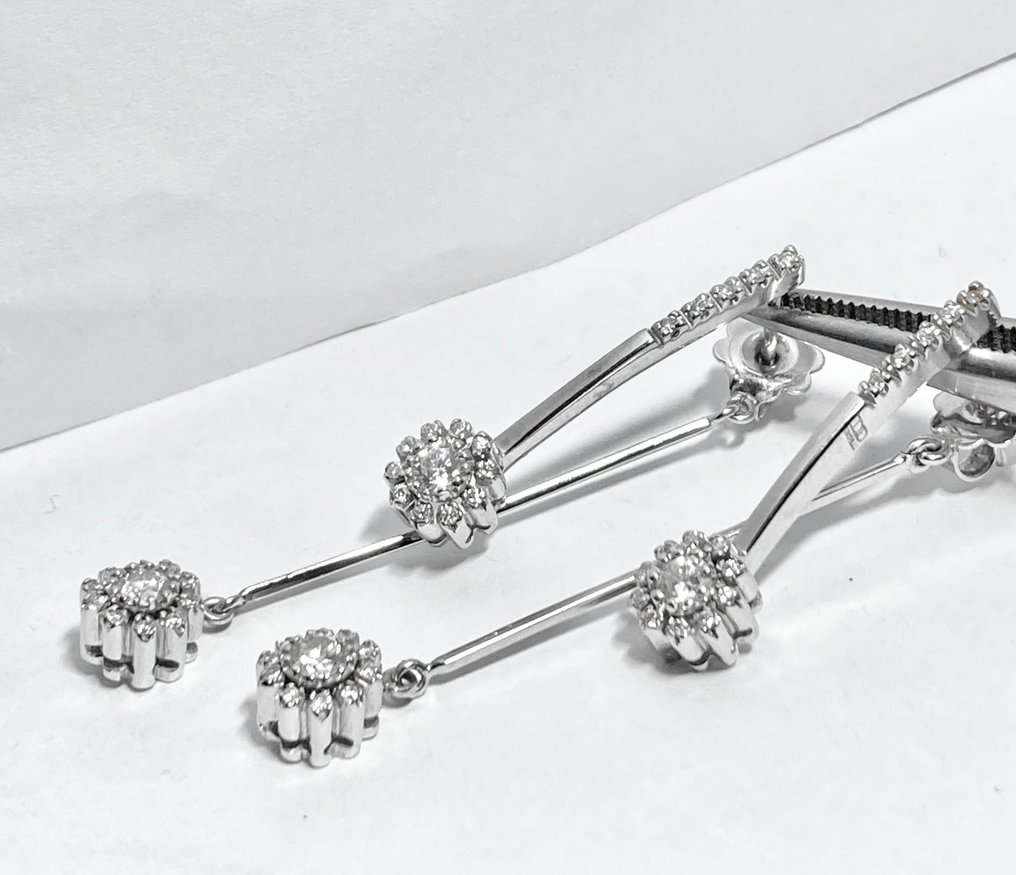 DD Gioielli - 吊式耳环 - 18K包金 白金 -  1.00ct. tw. 钻石 (天然)  - 花卉装饰的垂坠耳环 #3.2