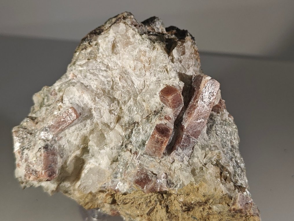 Ανδαλουσίτης Κρύσταλλοι που περιλαμβάνονται στον χαλαζία. - Ύψος: 10 mm - Πλάτος: 9 cm- 60 g #1.0