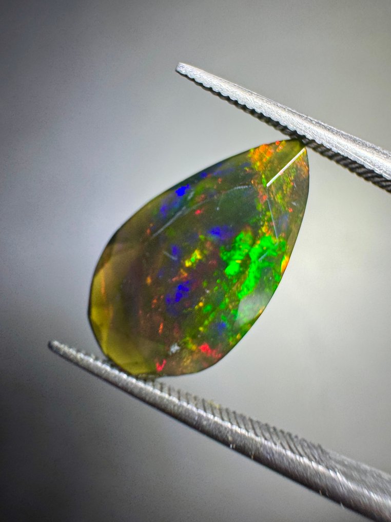 Ζευγάρι 2 Opales με καπνιστές μαύρες οπές από την Αιθιοπία. 2,55 καράτια. Χωρίς τιμή εκκίνησης. Πολύπλευρες- 0.51 g - (2) #3.2