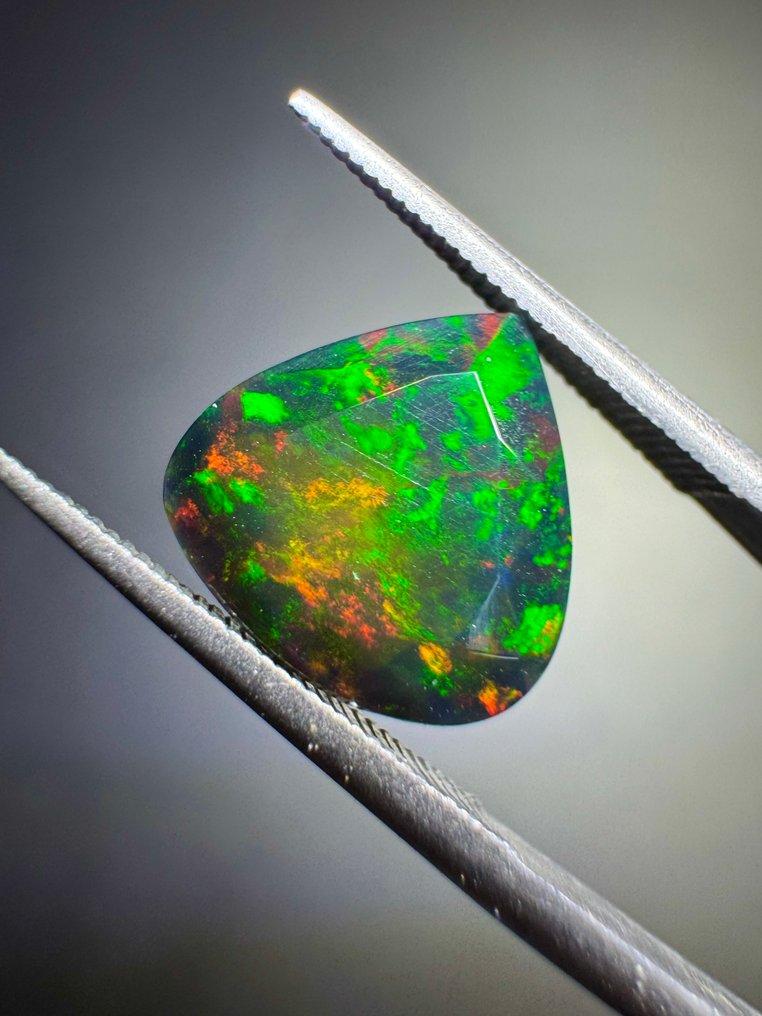 二只透亮的黑色烟熏奥贝斯，来自埃塞俄比亚。总重2.44克拉。无底价。 多面- 0.49 g - (2) #2.1