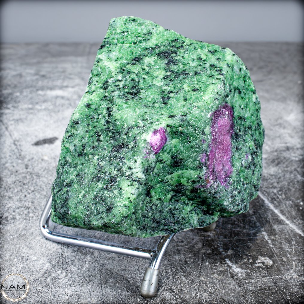 自然红宝石水晶在紫苏石中 5158.2 克- 1031.64 g #1.0