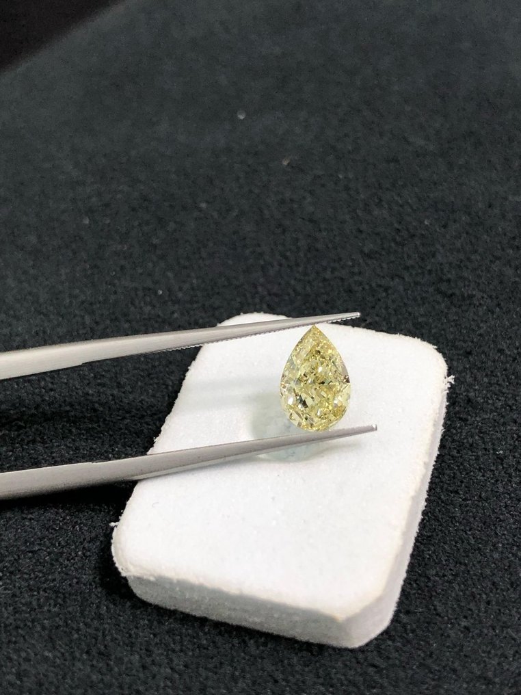 1 pcs 钻石  (天然色彩的)  - 1.01 ct - 梨形 - Fancy light 黄色 - I1 内含一级 - 美国宝石研究院（GIA） - 自然华丽浅黄色 #1.0