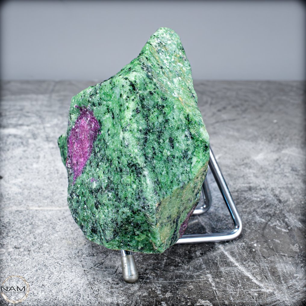 自然红宝石水晶在紫苏石中 5158.2 克- 1031.64 g #2.1