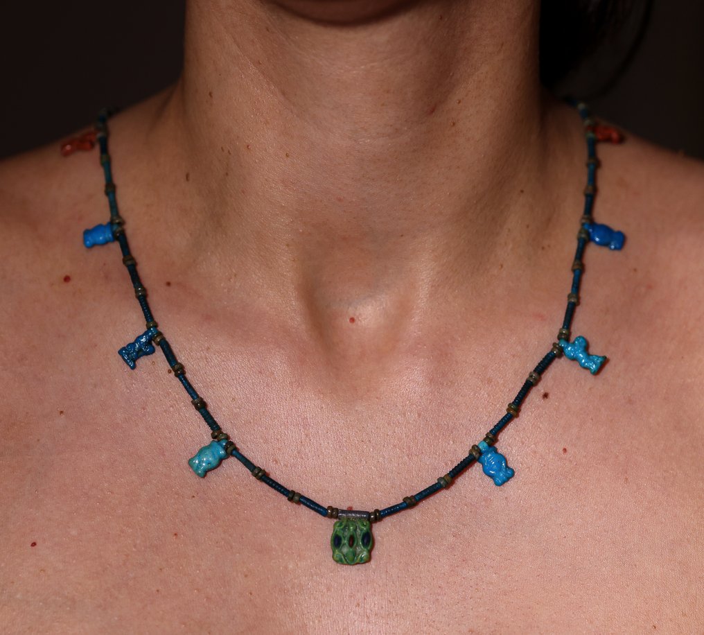 Αρχαία Αίγυπτος Κολιέ της Αμάρνα με χορευτικά και τύμπανα, με γούρια Μπεσ και Χαθόρ κεφάλια. - 28 cm #1.0