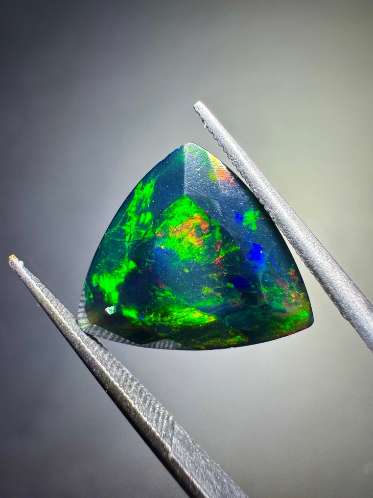 Røykfarget fasettsmør Opal fra Etiopia. 2,70 karat. Ingen minstepris. Trefasett - Høyde: 12.13 mm - Bredde: 12.26 mm- 0.54 g - (1) #2.1