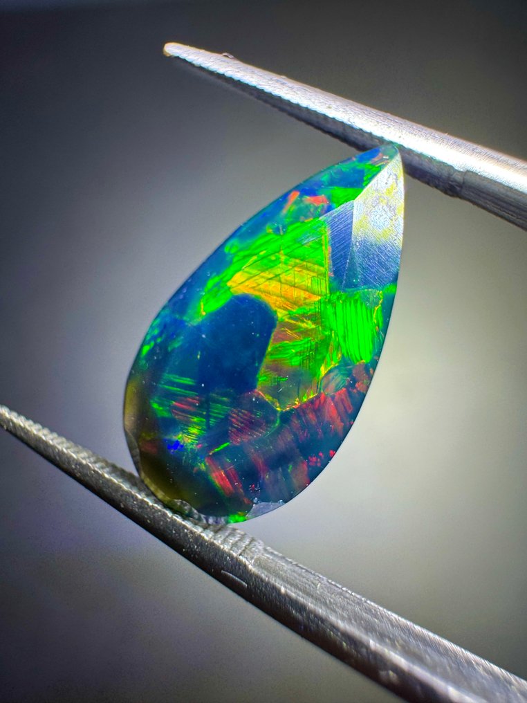 Faceted black smoky opal from Ethiopia. 2.22 carats. No reserve price. Facet pear - Height: 15.53 mm - Width: 8.46 mm- 0.44 g - (1) #1.0