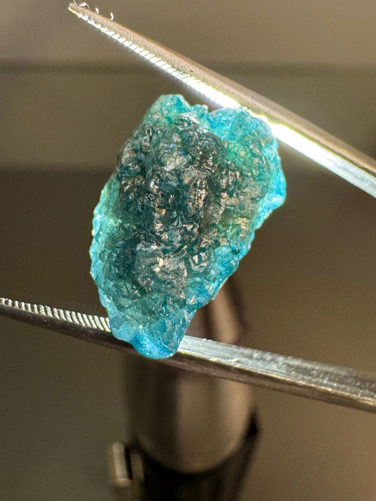 Ακατέργαστος φυσικός μπλε διαμάντης που λαμπυρίζει. 10,90 καράτια. Χωρίς ελάχιστη τιμή. Τραχύς - Ύψος: 16.5 mm - Πλάτος: 11.2 mm- 2.18 g #1.0