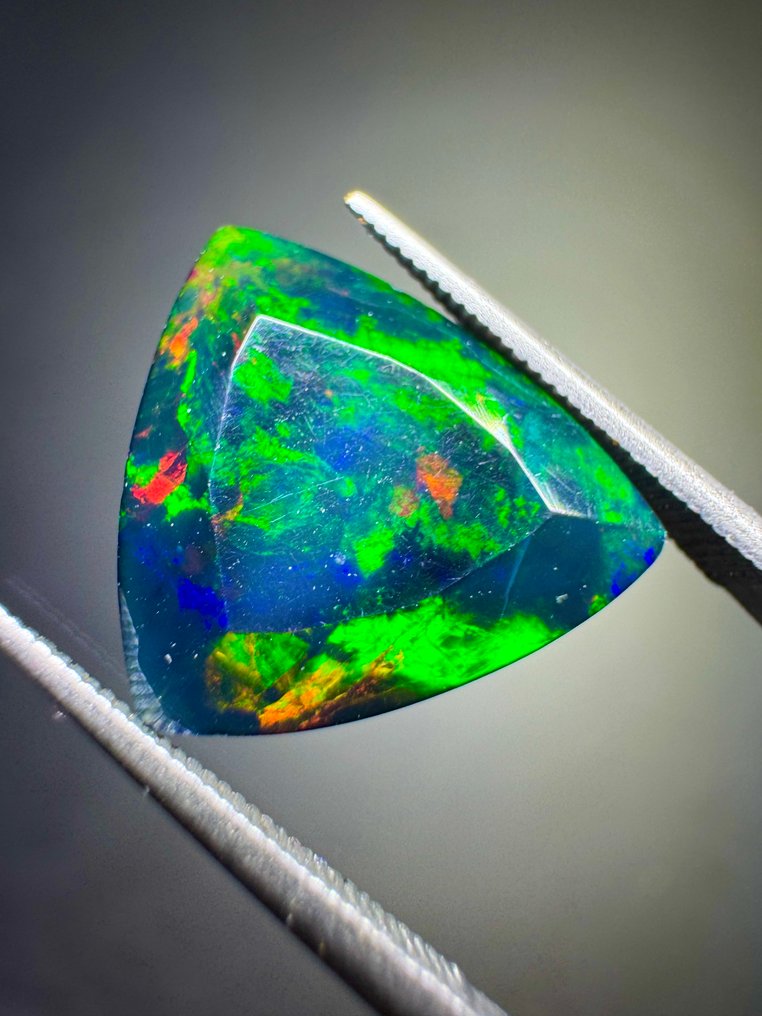 Røykfarget fasettsmør Opal fra Etiopia. 2,70 karat. Ingen minstepris. Trefasett - Høyde: 12.13 mm - Bredde: 12.26 mm- 0.54 g - (1) #1.0