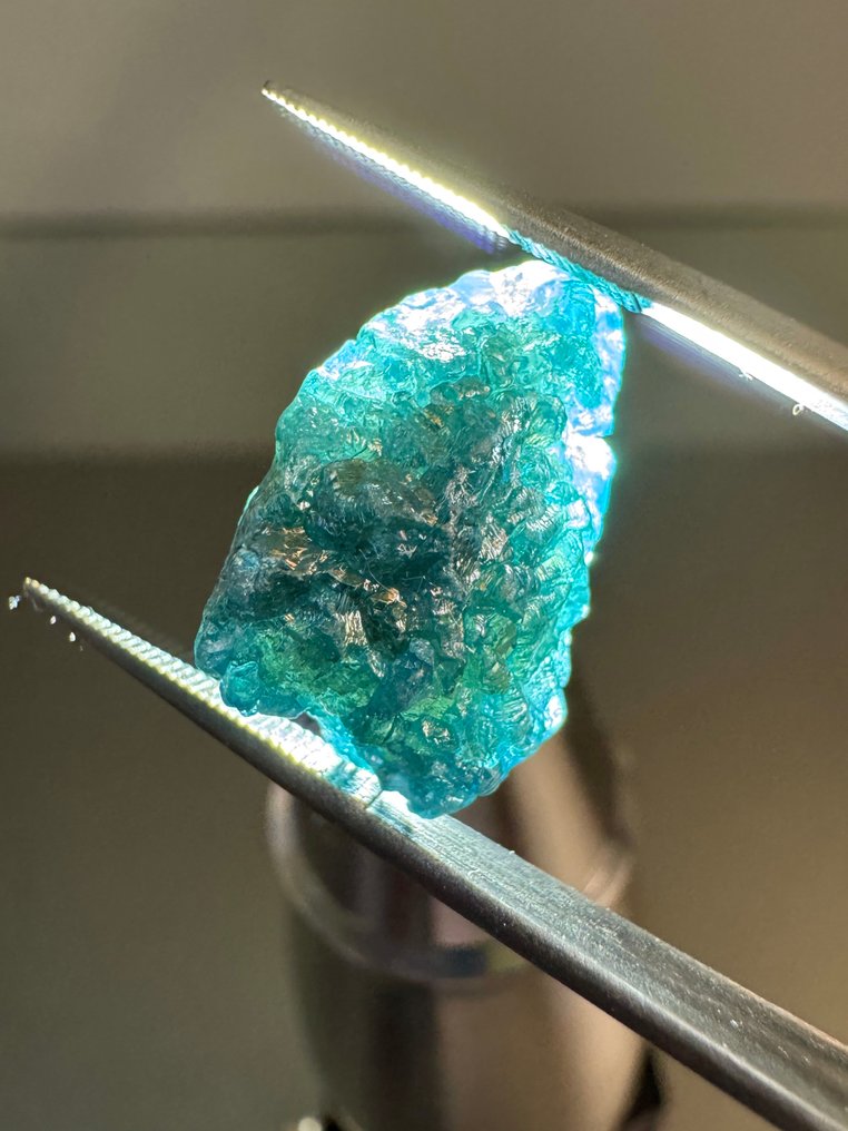 Ακατέργαστος φυσικός μπλε διαμάντης που λαμπυρίζει. 10,90 καράτια. Χωρίς ελάχιστη τιμή. Τραχύς - Ύψος: 16.5 mm - Πλάτος: 11.2 mm- 2.18 g #2.1