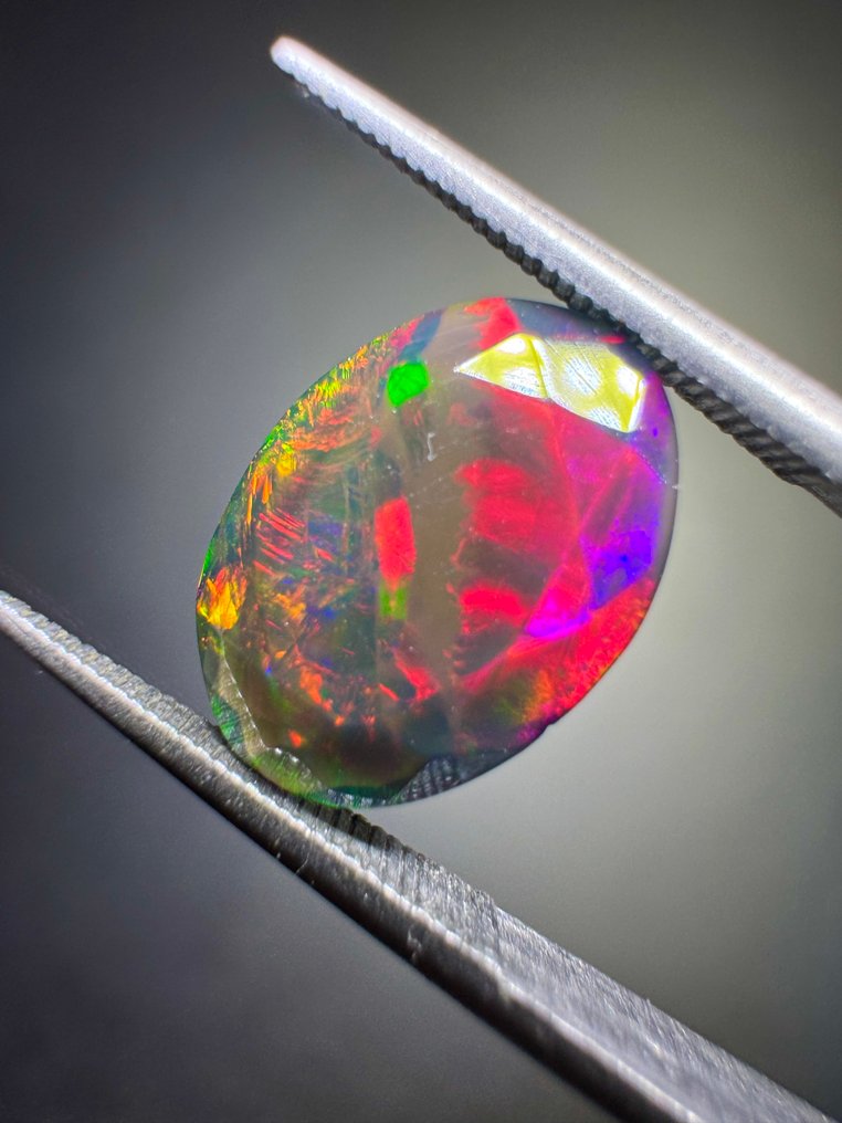 埃塞俄比亚黑色烟熏多面体欧泊。1.42克拉。无底价。 琢面椭圆 - 高度: 11.25 mm - 宽度: 8.1 mm- 0.28 g - (1) #1.0