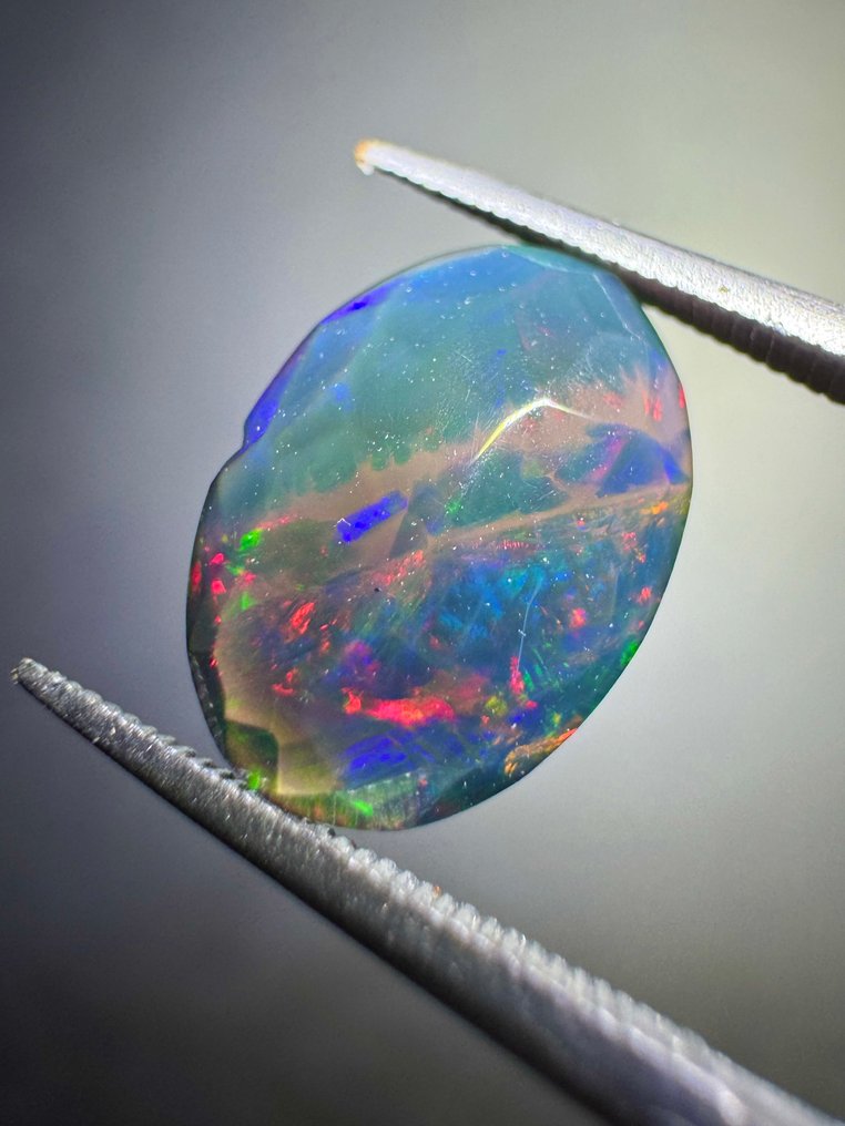 埃塞俄比亚黑色烟熏多面体欧泊。1.42克拉。无底价。 琢面椭圆 - 高度: 11.25 mm - 宽度: 8.1 mm- 0.28 g - (1) #4.3