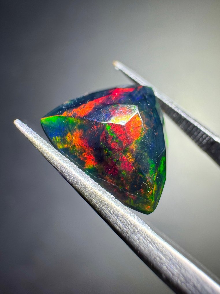 Røykfarget fasettsmør Opal fra Etiopia. 2,70 karat. Ingen minstepris. Trefasett - Høyde: 12.13 mm - Bredde: 12.26 mm- 0.54 g - (1) #4.3