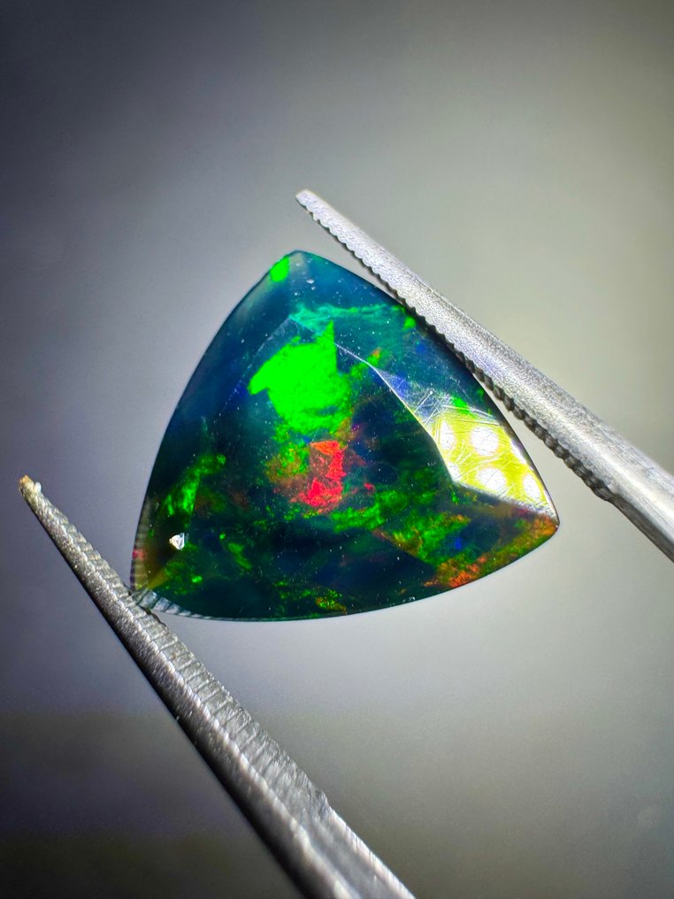 Røykfarget fasettsmør Opal fra Etiopia. 2,70 karat. Ingen minstepris. Trefasett - Høyde: 12.13 mm - Bredde: 12.26 mm- 0.54 g - (1) #3.2