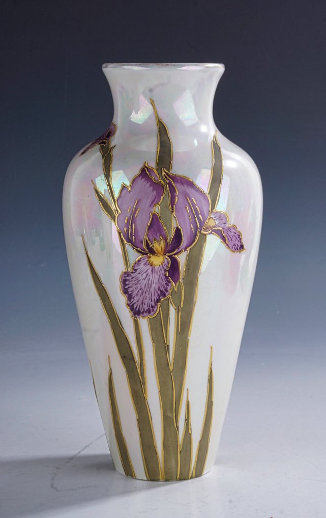Gebrüder Heubach Thüringen - Vase -  Decorated with a stylized iris in purple and yellow enamel.  - Porcelain #4.3