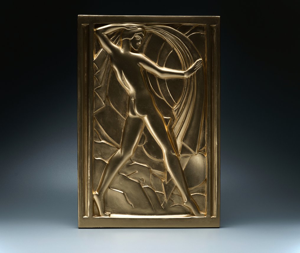 Naar René Paul Chambellan ‘Manhattan Goddess Dancing in the Winds 1929’ - Relieff, 2x Goud Art Deco Bas-reliëf | Bonwit Teller Muurdecoratie Donald Trump | Kunstwerk Muur Plaquette - 46 cm - Porcellainskjøtt med terrakotta #2.1