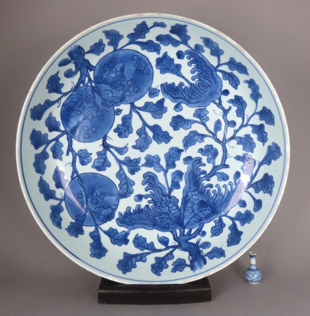 Kangxi (1662-1722) - Μπολ - THREE ABUNDANCES - LARGE SANDUO DEEP CHARGER - FUNNEL FOOT RIM - Πορσελάνη - ΤΕΡΑΣΤΙΑ ΡΑΧΗΛΑ ΜΠΩΛ #1.0