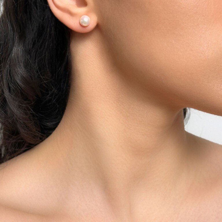 Αυτοκόλλητα σκουλαρίκια με φυσικές ιαπωνικές λευκές στρογγυλές μαργαριτάρια. Απλή κουκούλα, καρφάκια και φαρφαλίτσες σε ασήμι 925‰ επιχρυσωμένο, διάμετρο περίπου 7 mm.- 1.8 g - (1) #2.1