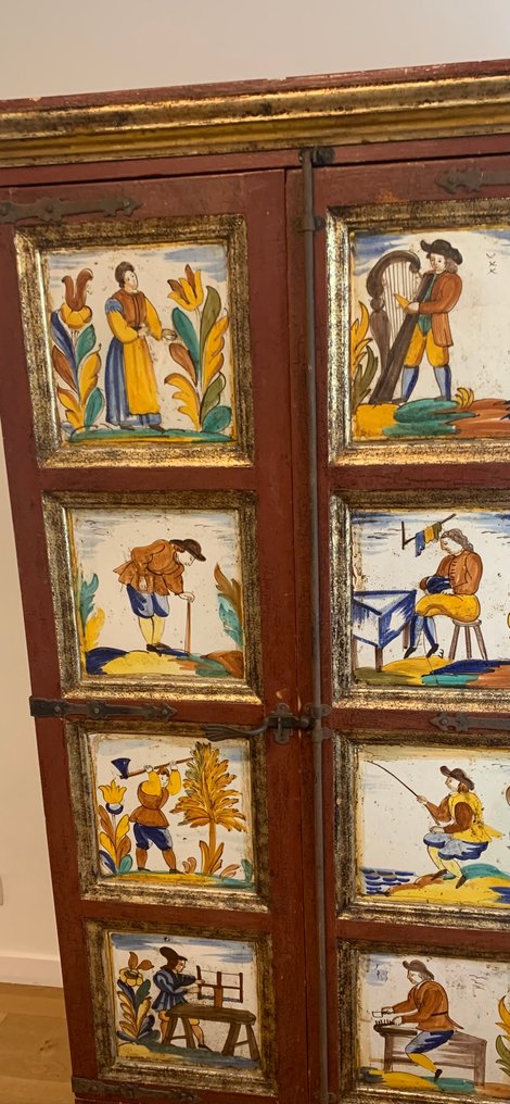 Linenpress  - Wardrobe with eight large ceramic plaques #1.0