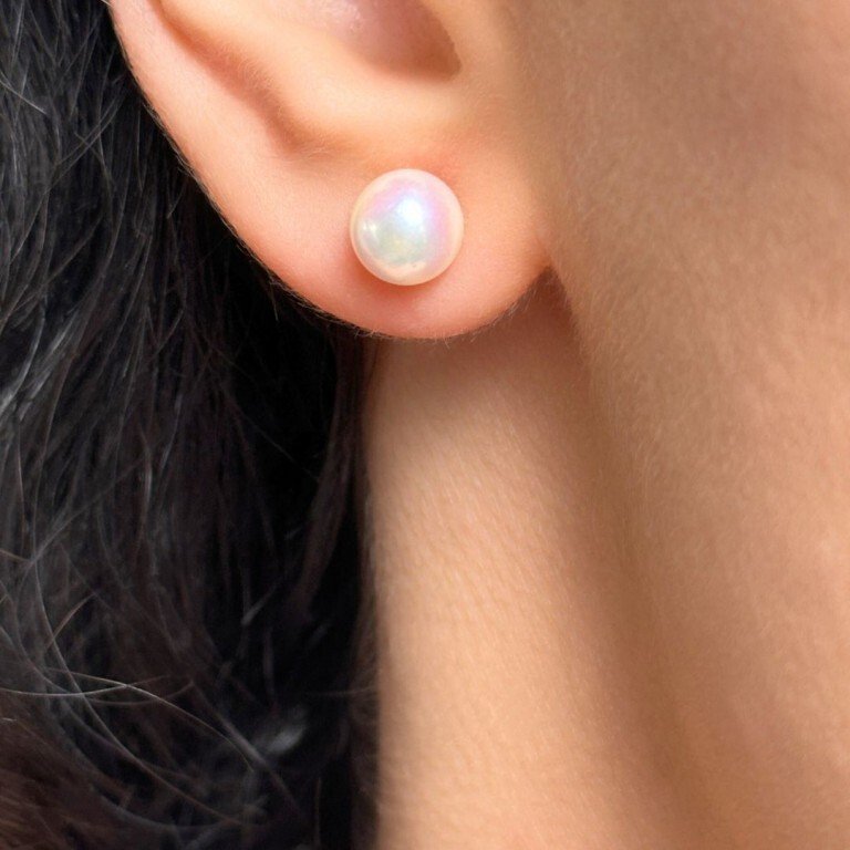 Αυτοκόλλητα σκουλαρίκια με φυσικές ιαπωνικές λευκές στρογγυλές μαργαριτάρια. Απλή κουκούλα, καρφάκια και φαρφαλίτσες σε ασήμι 925‰ επιχρυσωμένο, διάμετρο περίπου 7 mm.- 1.8 g - (1) #1.0