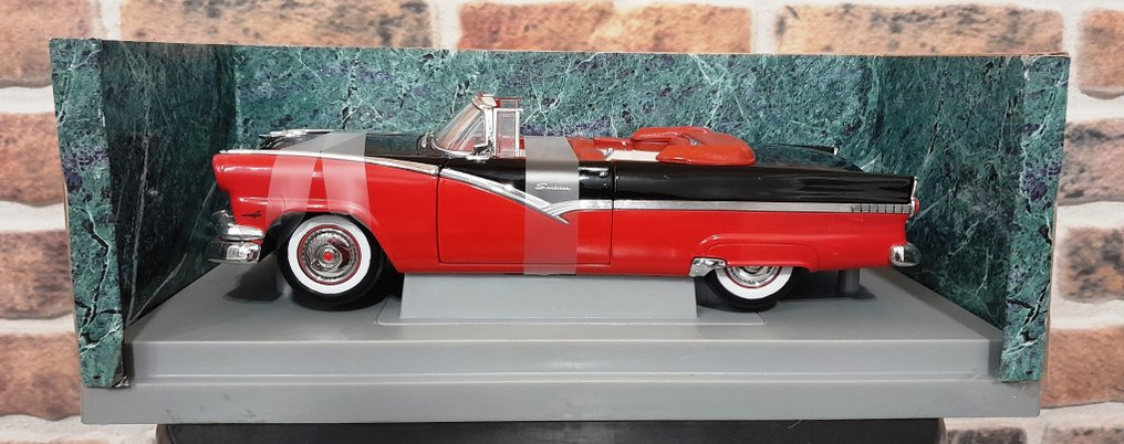 1956フォードサンライナー　コンバーチブル 1/18 ERTL アーテル Amazon.com: #7258 Ertl American Muscle '56 Sunliner,Red and