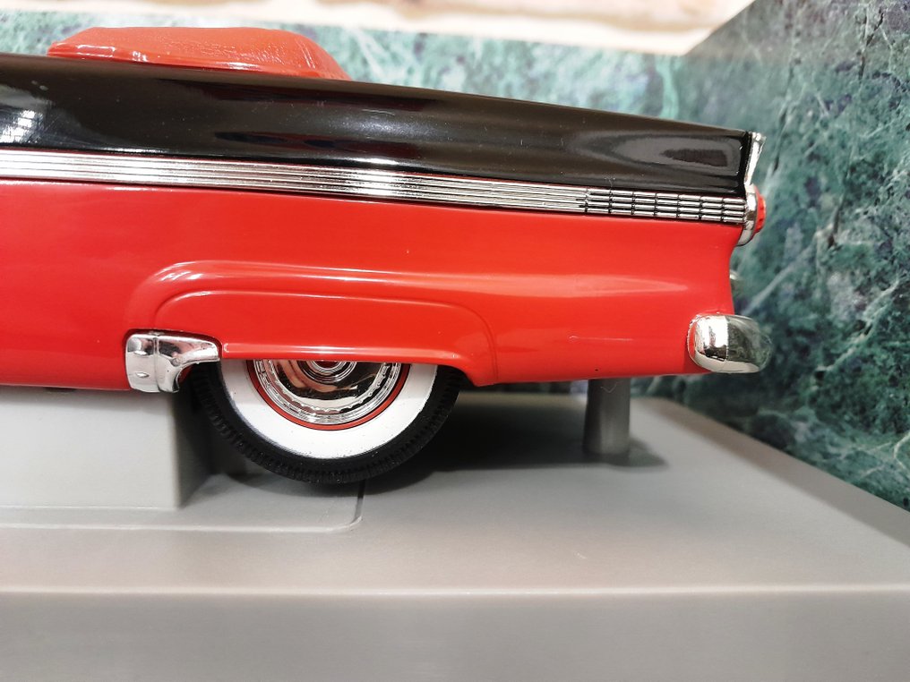 1956フォードサンライナー　コンバーチブル 1/18 ERTL アーテル Amazon.com: #7258 Ertl American Muscle '56 Sunliner,Red and