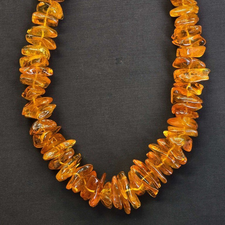 Natural Baltic amber honey filament with a slight presence of inclusions, cut into chips. Chip cut, approximately 10 / 22 mm, 48 cm.- 70 g - (1) #1.0