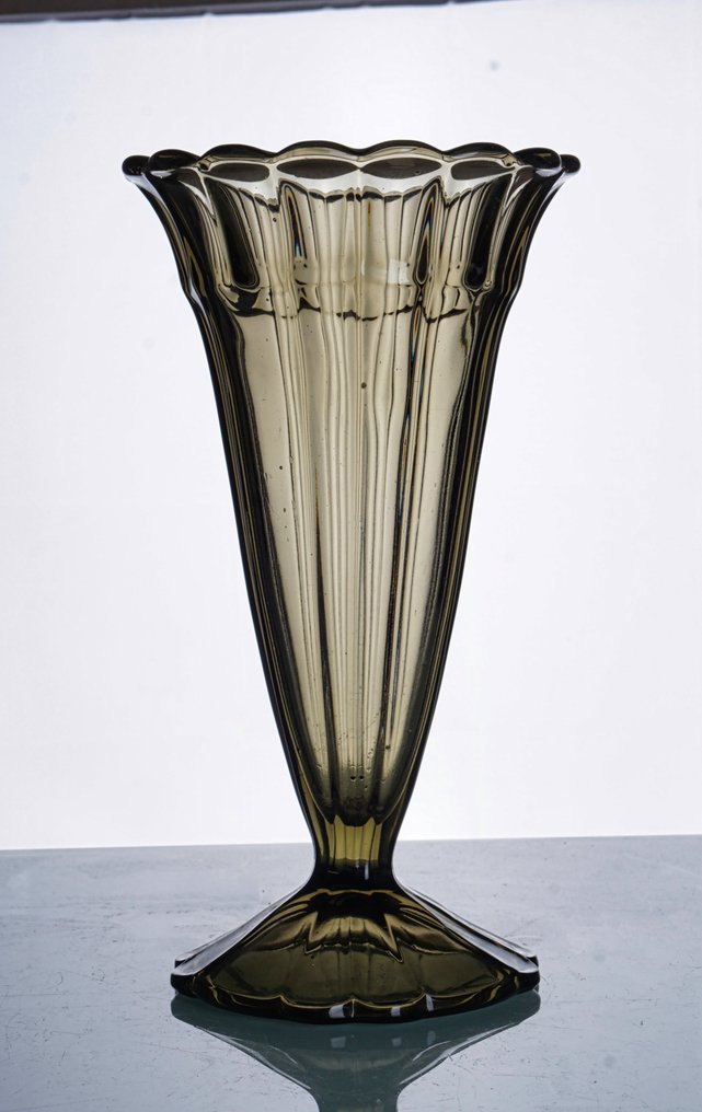 花瓶 -  现代主义波希米亚风格梯状装饰艺术烟熏花瓶，约1930年  - 玻璃 #3.2