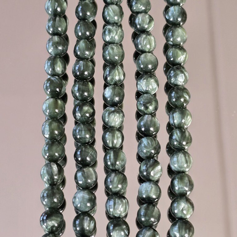 由自然Serafinite石制成的圆形光滑切割的线圈 ø 8/8,5 毫米，39 厘米- 38 g - (1) #4.3